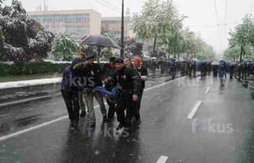 BIVŠI BORAC IZAŠAO NA PROTESTE: Javili mu da mu je supruga upravo umrla…