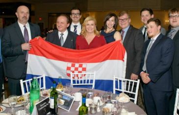 Objavljena fotografija na kojoj Kolinda Grabar Kitarović drži ustašku zastavu