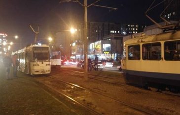 OBUSTAVA TRAMVAJSKOG SAOBRAĆAJA: Utvrđuje se da li je tramvaj udario žesku osobu