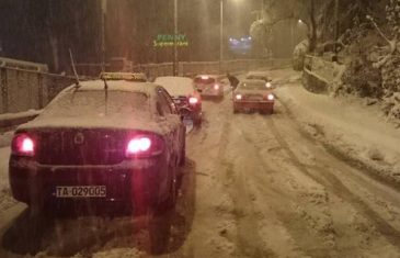 AUTOMOBILI “PLEŠU” PO CESTI: POGLEDAJTE KAKO SE VOZAČI BORE SA SNIJEGOM (VIDEO)