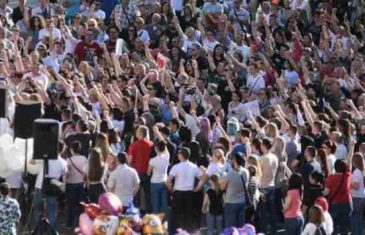 REŽIMU SE LEDI KRV U ŽILAMA: Veliki miting na Trgu Krajine – hiljade ljudi traže pravdu za Davida!