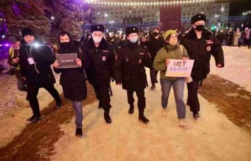 DIGLI GLAS ZA MIR: Širom Rusije protesti protiv rata u Ukrajini, policija hapsi i tuče demonstrante