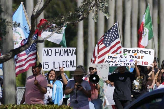 “MIGRANITI ČINE AMERIKU VELIKOM”: Demonstranti se okupili ispred Trampovom golf kluba, on projurio pored njih!