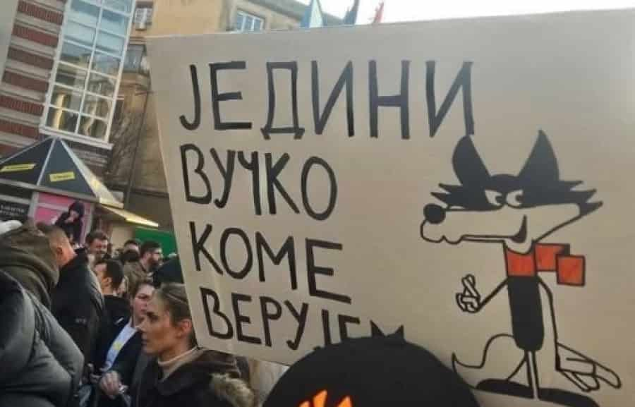 “JEDINI VUČKO KOME VJERUJEM”: Transparent sa protesta u Novom Sadu oduševio Bosnu i Hercegovinu