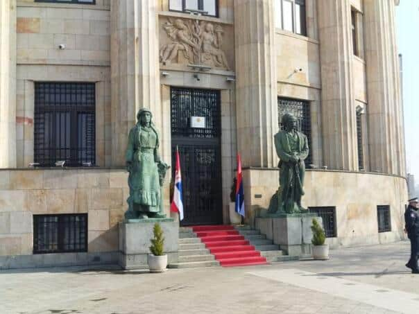 Zastava Srbije ispred Dodikovog kabineta i pored zabrane Ustavnog suda BiH (FOTO)