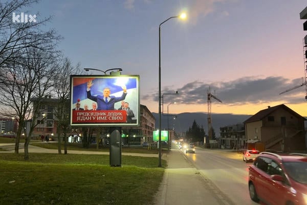 U Istočnom Sarajevu danas su postavljeni plakati podrške Miloradu Dodiku uz nekoliko poruka…